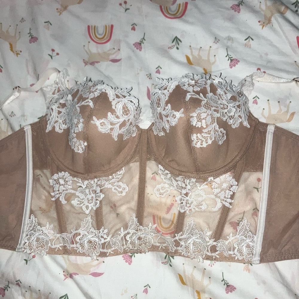 Victoria's Secret Tan and White Elegant Lace Bra